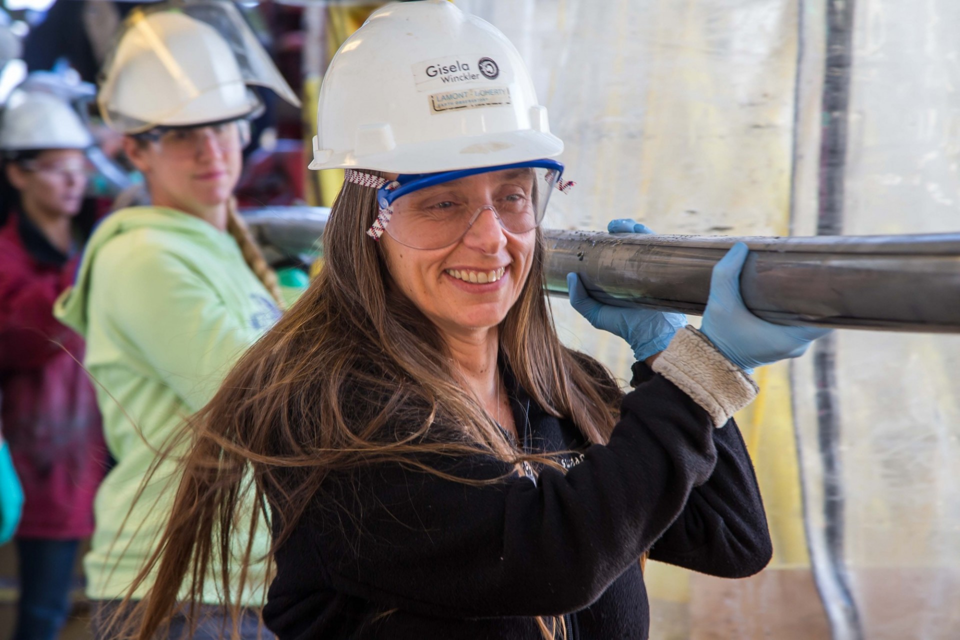 Gisela Winckler carries a new sediment core along the catwalk of the RV JOIDES Resolution